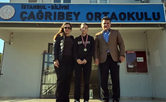 Silivri Çağrıbey Ortaokulu öğrencisi Zeynep Sönmez’den Cumhuriyet Yarışması Birinciliği gururu