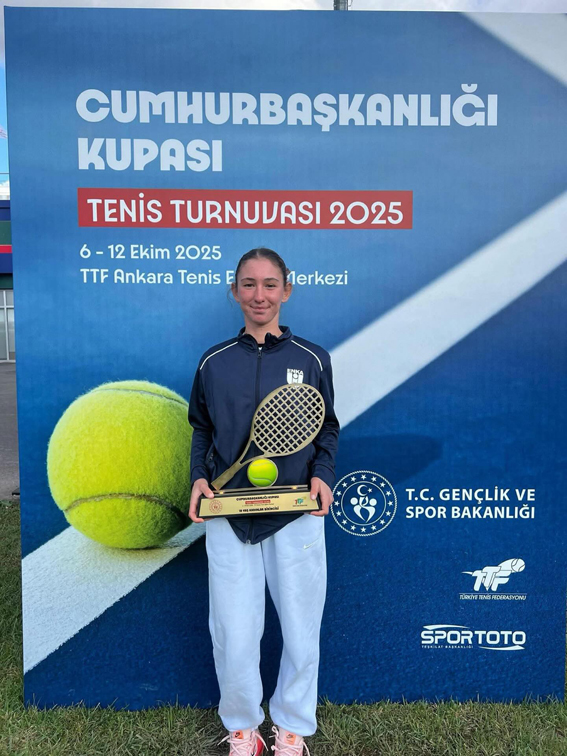 Silivrili Şampiyon İrem Kurt Cumhurbaşkanlığı Kupasını kaldırdı