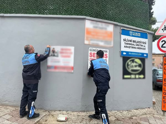 Silivri'de görüntü kirliliğine neden olan izinsiz afişler kaldırılıyor
