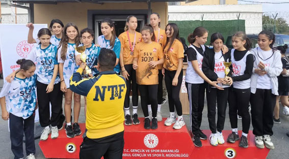 Silivri Ertuğrul Gazi Ortaokulu’ndan Cumhuriyet Koşusu’nda büyük başarı