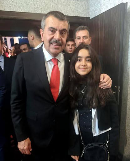 Silivri Gümüşyaka Ortaokulu öğrencisi Beren Gültekin, ödülünü Milli Eğitim Bakanı Tekin’in elinden aldı