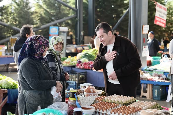 Silivri Belediye Başkanı Balcıoğlu Yeni Mahalle Pazarı’nda esnaf ve vatandaşla buluştu