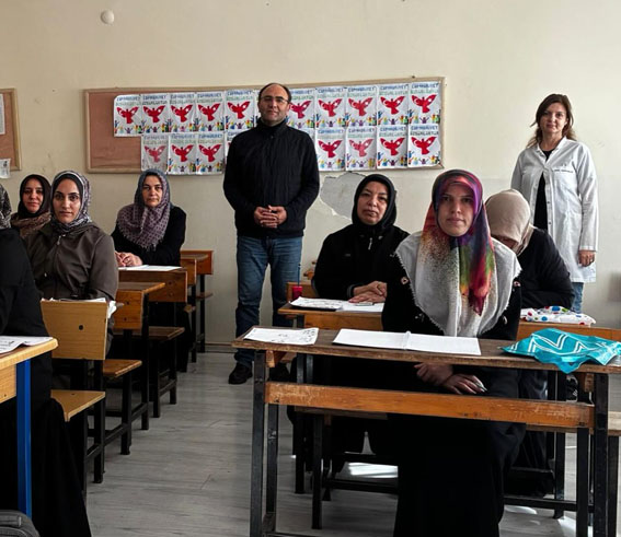 Silivri Halk Eğitim Merkezi Müdüründen Okuma Yazma Kursuna ziyaret