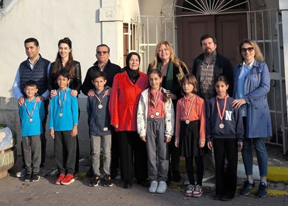 Cumhuriyet Koşusunda dereceye giren Selimpaşa İlkokulu öğrencilerine madalya
