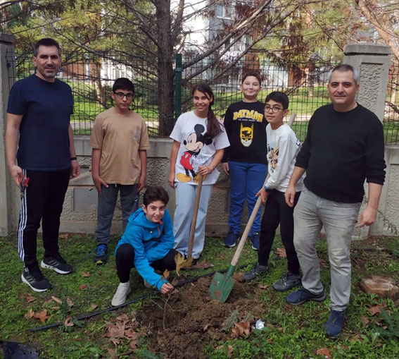 Silivri Ertuğrul Gazi Ortaokulu’nda fidanlar geleceğe can oldu