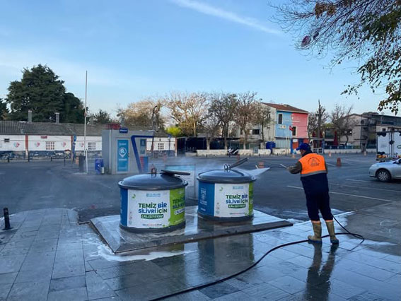 Silivri Belediyesi cadde ve konteynerlerde dezenfekte çalışmalarını sürdürüyor