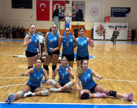 Silivri Ertuğrul Gazi Ortaokulu Yıldız Kızlar Voleybol Takımı üst tura yükseldi