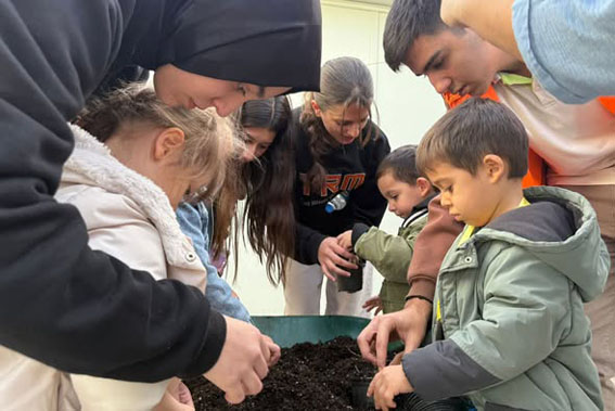 Silivri'de “Elim Toprakta” Projesiyle minikler sebzeleri tanıdı