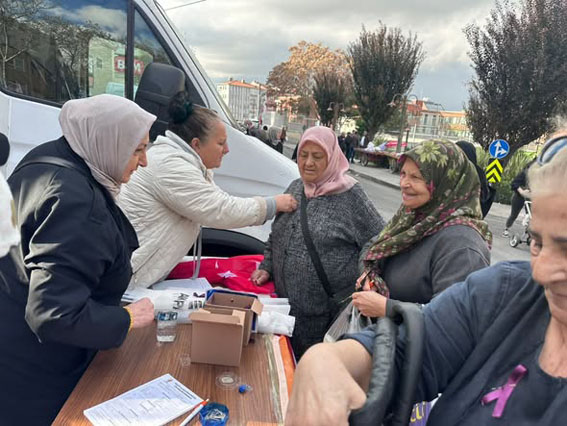 Silivri AK Parti Kadın Kolları'ndan sessiz yürüyüş ve mor kurdele mesajı