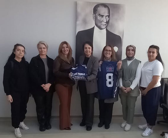 Silivri Kent Konseyi’nden TOKİ Dede Korkut Okulu’na forma desteği ve iş birliği ziyareti