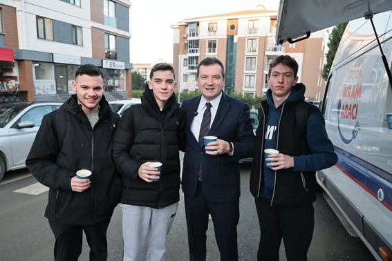 Silivri Belediye Başkanı Balcıoğlu’ndan liseli gençlere sıcak çorba ikramı