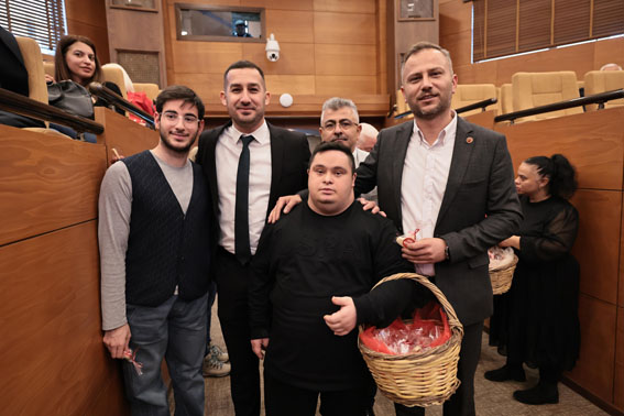 Silivri Belediye meclis üyelerine Engelsiz Yaşam Merkezin öğrencilerinden anlamlı ikram