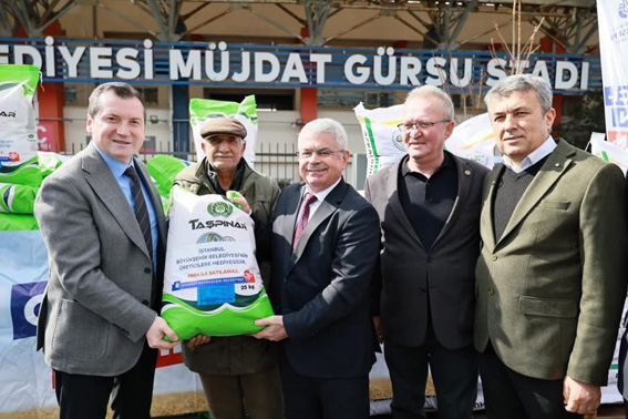 İBB Silivri’de kuru fasulye ve nohut tohumu dağıttı