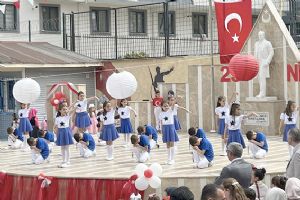 Silivri Gazi İlkokulu’nda 23 Nisan coşkusu sahneye taşındı