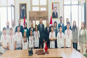 Silivri Akıl ve Zekâ Oyunları Şampiyonlarından Kaymakam Toğan’a ziyaret