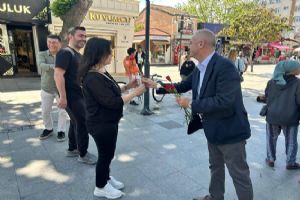 Silivri AK Parti Teşkilatı Anneler Günü’nde karanfil dağıttı