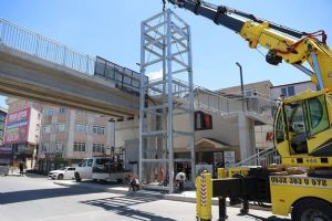 Silivri Eski Sanayi Üst Geçidinde asansör montajı başladı