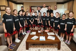 Şampiyon Kızlar Başkan Balcıoğlu’nun makamında