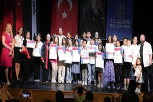 Silivri Güzel Sanatlar Akademisi Drama öğrencilerinden sahnede yıl sonu performansı