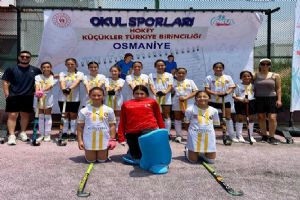 İBB Abdülezel Paşa Ortaokulu Hokey Takımı Türkiye'nin en iyi 9 takımı arasında