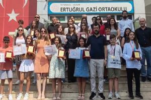 Bir yılın emeğine alkış: Öğrenciler karne heyecanını yaşadı