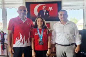 Silivri Ertuğrul Gazi Ortaokulu'nun şampiyonları ödüllendirildi