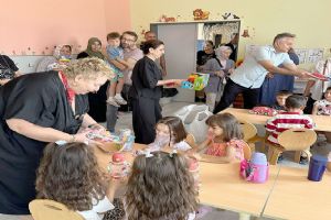 Silivri Çeltik Muhtarı Makinecioğlu’ndan ilkokul öğrencilerine ziyaret ve hediye