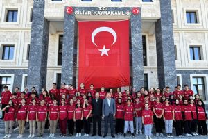 Silivri'de Medeniyet Okumaları Projesi Öğrencilerine Forma Hediyesi