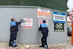 Silivri'de görüntü kirliliğine neden olan izinsiz afişler kaldırılıyor