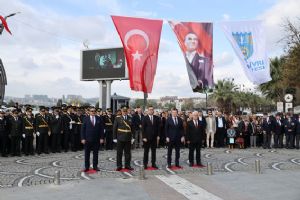 link Silivri’de Cumhuriyet’imizin 102. yıl çelenkleri Atatürk Anıtı’na sunuldu