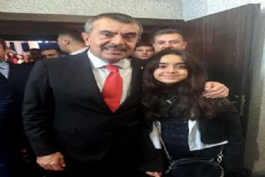 link Silivri Gümüşyaka Ortaokulu öğrencisi Beren Gültekin, ödülünü Milli Eğitim Bakanı Tekin’in elinden aldı