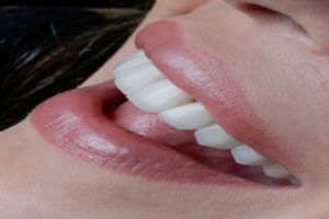 link İMPLANT TEDAVİSİYLE DOĞAL GÜLÜŞLER MÜMKÜN