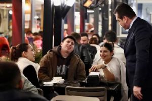 Silivri Belediye Başkanı Bora Balcıoğlu, sahilde hemşehrileriyle buluştu