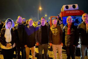 Silivri CHP temsilcileri, Ahmet Özer’in tahliyesini cezaevi önünde bekledi