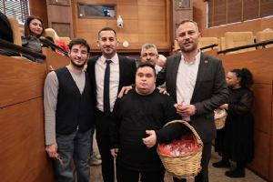 Silivri Belediye meclis üyelerine Engelsiz Yaşam Merkezin öğrencilerinden anlamlı ikram
