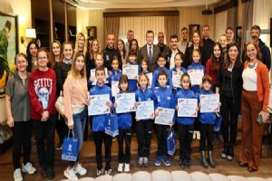 Silivri Belediye Başkanı Balcıoğlu, yüzmede dereceye giren minik sporcuları ağırladı