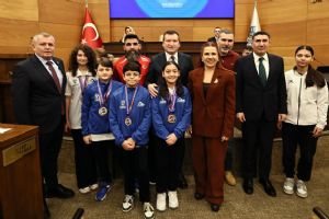 Silivri’nin gururu sporcular meclis tarafından ödüllendirildi