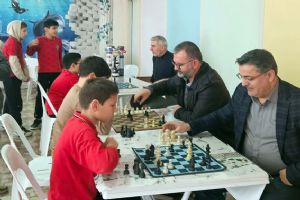 link Silivri İlçe İkincisi Satranç Takımı okul yönetimiyle karşılaştı