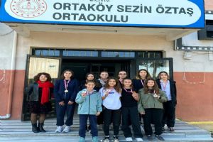 link Silivri Ortaköy Sezin Öztaş Ortaokulu Mendil Kapmaca Oyununda İlçe Şampiyonu