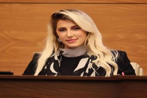 link Silivri CHP'li Meclis Üyesi Ebru Pekel: Bir çocuğa kreş açmak, bir öğrenciye burs vermek suç değildir