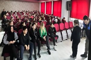 Silivri Sezin Öztaş Ortaokulu Öğrencilerine Dijital Çağda Bilinçli Teknoloji kullanımı semineri