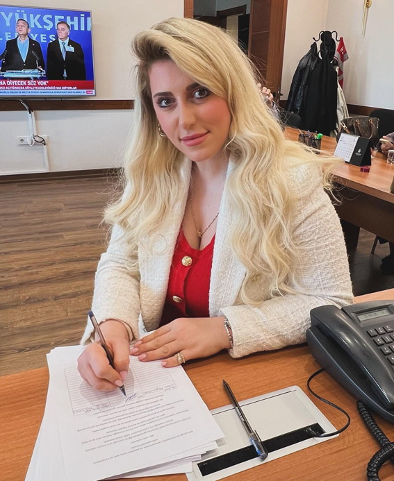 Silivri Belediye Meclis Üyesi Ebru Akgül Pekel’den dikkat çeken açıklamalar: “Gönlüm ve zihnim Yeni Parti’nin yanında” Silivri Belediye Meclis Üyesi Ebru Akgül Pekel’den dikkat çeken açıklamalar: “Gönlüm ve zihnim Yeni Parti’nin yanında”