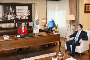 Silivri Belediye Başkanı Balcıoğlu koltuğunu çocuklara devretti