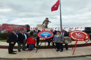 Silivri’ Eğitim-İş’ten Atatürk Anıtı’na 23 Nisan çelengi