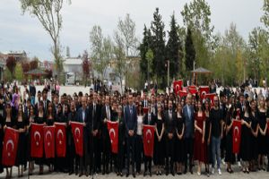 Silivri Anadolu Lisesi'nin 250 Kişilik Zeybek Gösterisi ve Çok Sesli Korosu büyük beğeni topladı