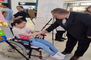 Silivri Esnaf Odası Başkanı Nuray Koçer’den örnek destek: “Özel Fırçalar” Sergisine sahip çıktı