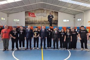 Silivr'de öğrencilere spor malzemesi desteği, başarılı sporculara ödül