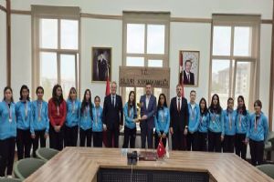 Türkiye Şampiyonu Hokeyciler Silivri Kaymakamı Toğan'ı ziyaret etti