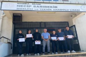 Silivri Necip Sarıbekir Lisesi münazara yarışmasında başarılı öğrencilere belgeleri takdim edildi