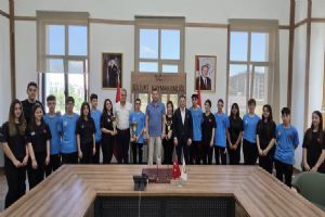 Silivri Ortaokulu'nun Şampiyon Halk Oyunları Ekibinden Kaymakam Toğan'a ziyaret